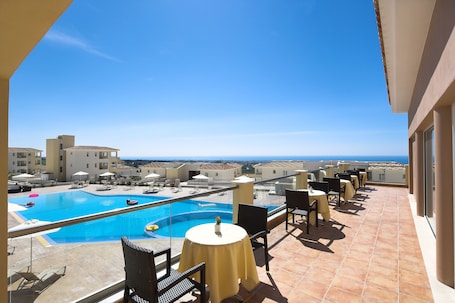 Una piscina techada, una piscina al aire libre