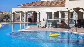 Innenpool, Außenpool, Liegestühle