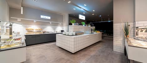 Frukostbuffé varje dag (EUR 11.90 per person)