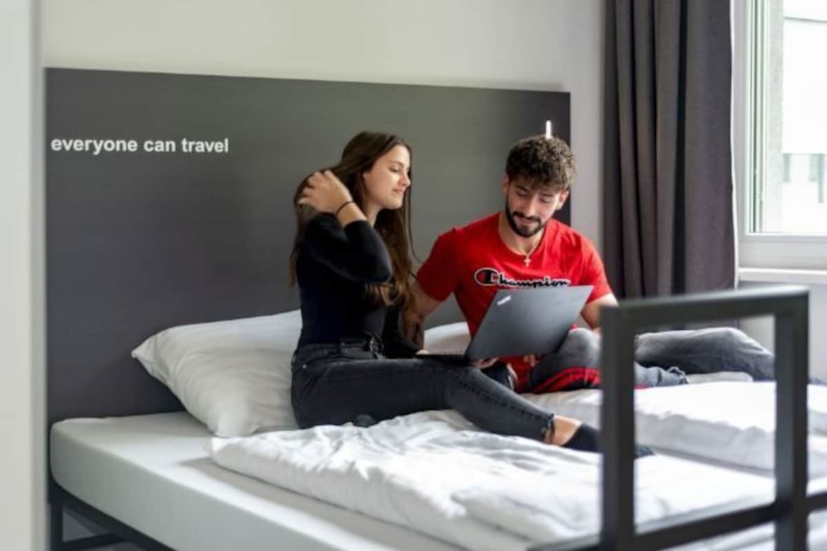 Safe på rommet, strykejern/-brett, wi-fi (inkludert) og sengetøy