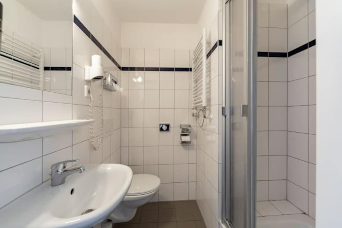 Dusj, miljøvennlige toalettsaker, hårføner og såpe