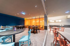 Desayuno buffet diario (EUR 11.90 por persona)
