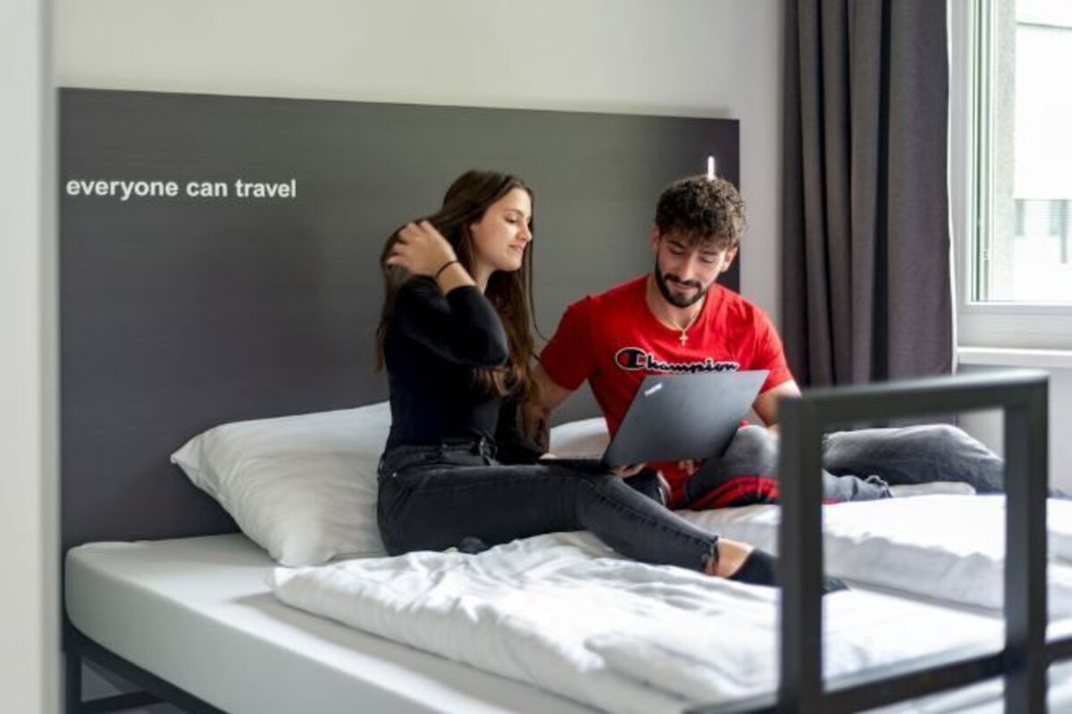 Safe på rommet, strykejern/-brett, wi-fi (inkludert) og sengetøy