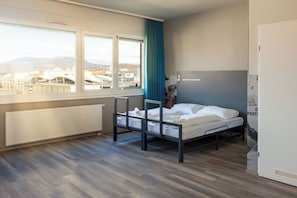 Chambre Confort avec lits jumeaux | Coffre-fort, fer et planche Ă repasser, accĂšs au Wi-Fi (inclus)