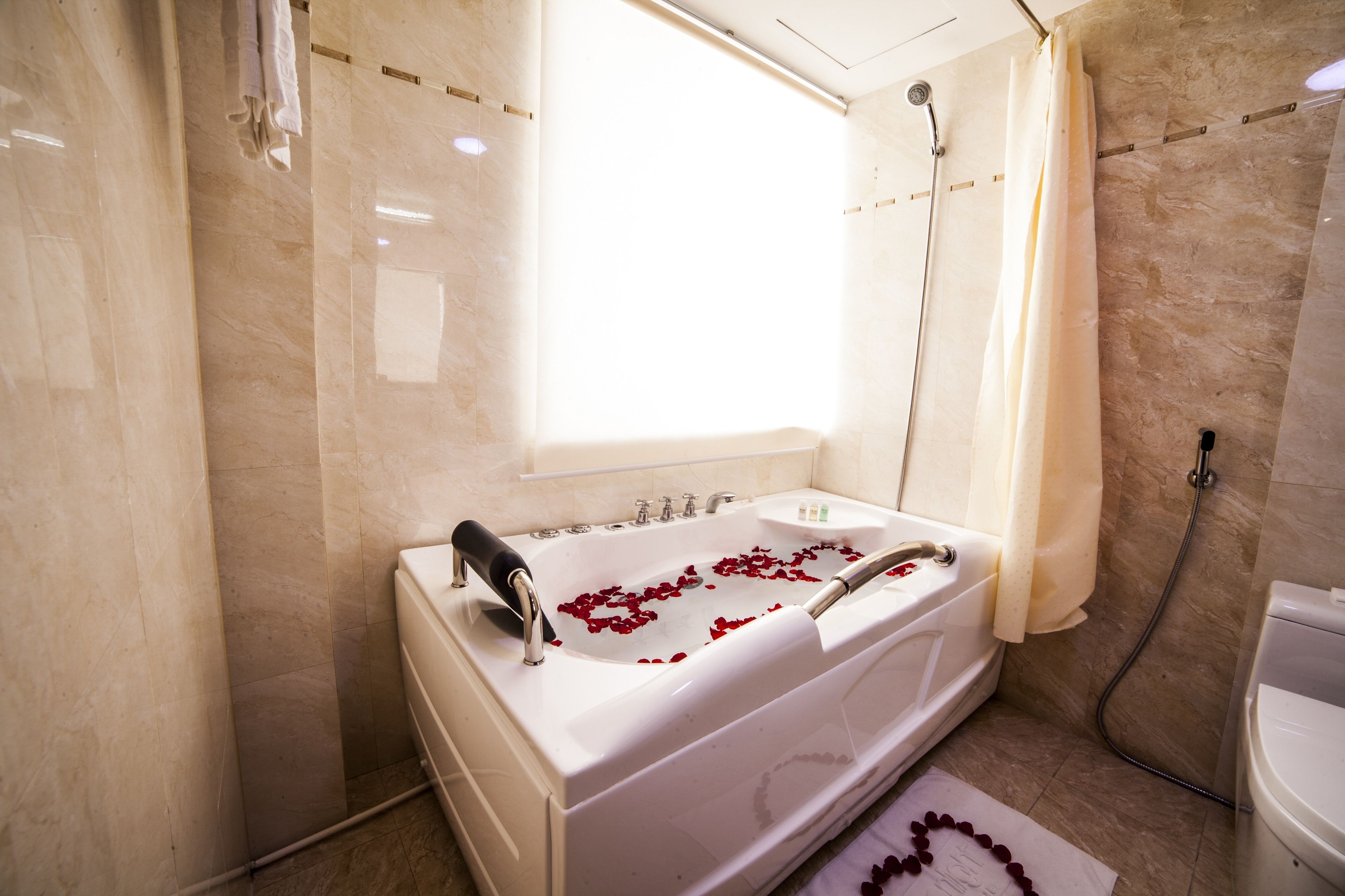 separate bathtub and shower, hydromassage showerhead, free toiletries