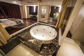 Minibar, in-room safe, desk, blackout drapes - Moonlight Hotel Hue (Hue)