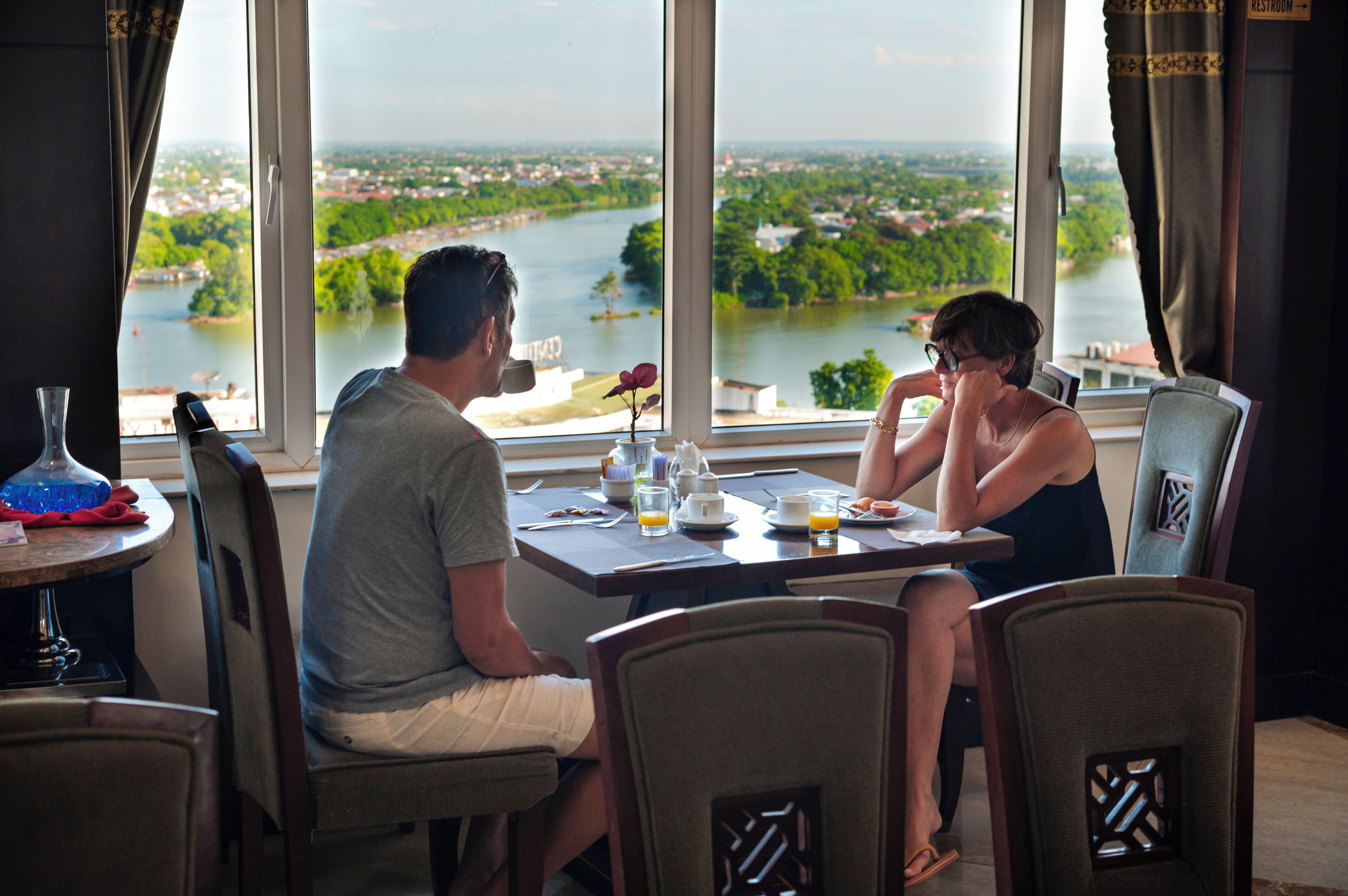 حيث تُقدم وجبات الإفطار، الغداء، العشاء، الأطباق العالمية