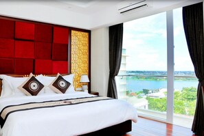 Signature Suite (City or River View) | Minibar, in-room safe, desk, blackout drapes - Moonlight Hotel Hue (Hue)