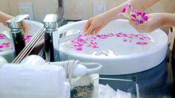 Habitación estándar con 1 cama matrimonial o 2 individuales | Baño | Tina y regadera independientes y regadera con hidromasaje