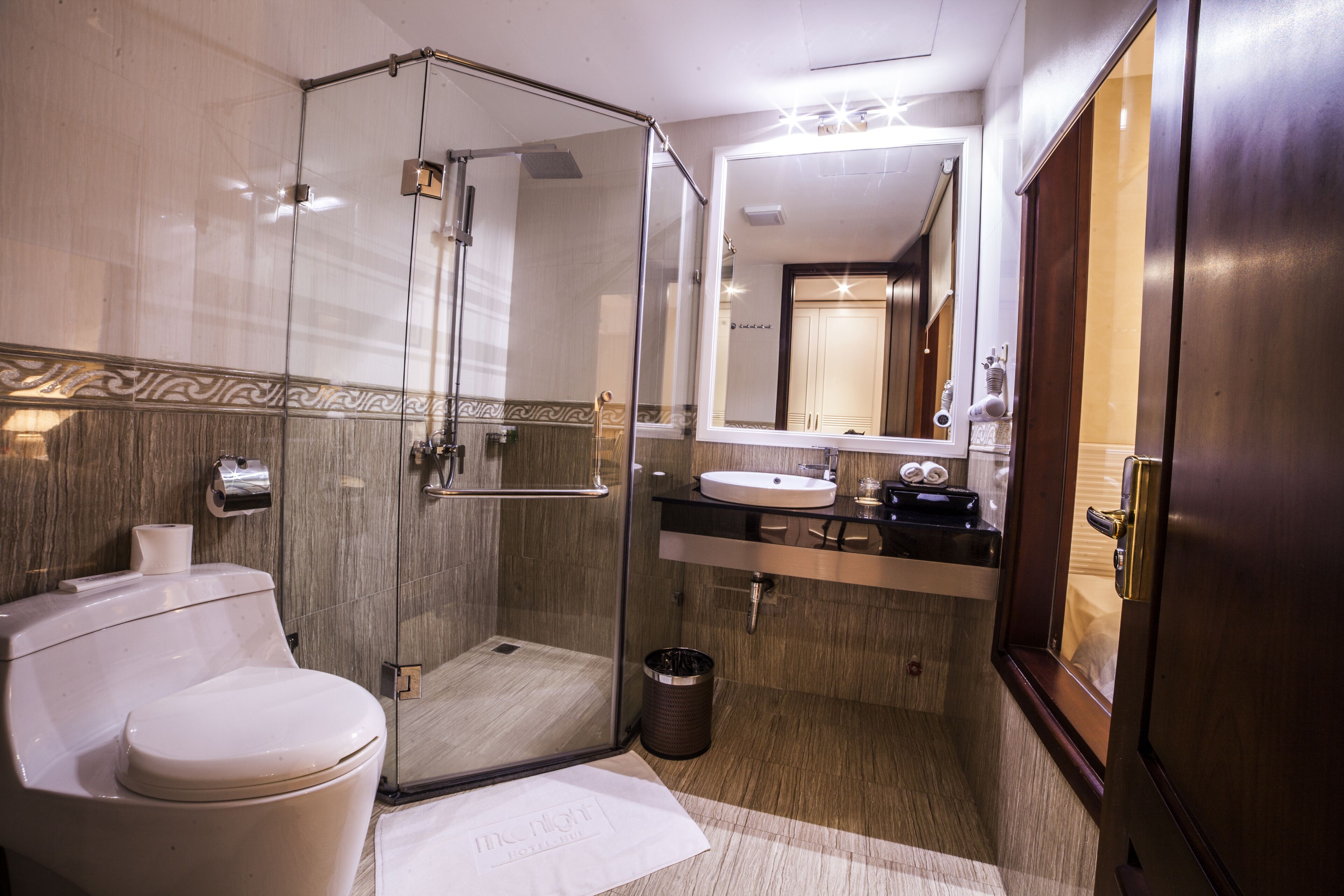 separate bathtub and shower, hydromassage showerhead, free toiletries