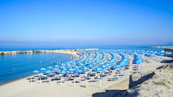 Privat strand, solstolar, parasoller och yoga