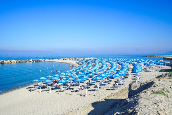 Plage privée, chaises longues, parasols, yoga sur la plage