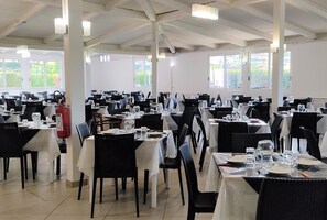 Local cuisine, garden views  - Villaggio Club Bahja (Paola)