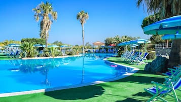 Piscine extérieure (ouverte en saison), parasols de plage