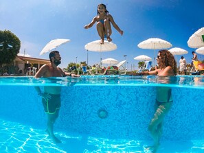 Piscine extérieure (ouverte en saison), parasols de plage