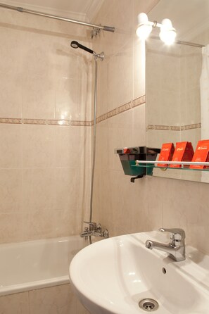 Quadruple Room | Bathroom | Bathtub, hair dryer, towels - Hostal Zamora (Madrid)