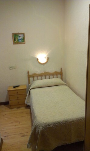 Single Room, 1 Twin Bed | Memory foam beds, desk, free WiFi, bed sheets - Hostal Zamora (Madrid)
