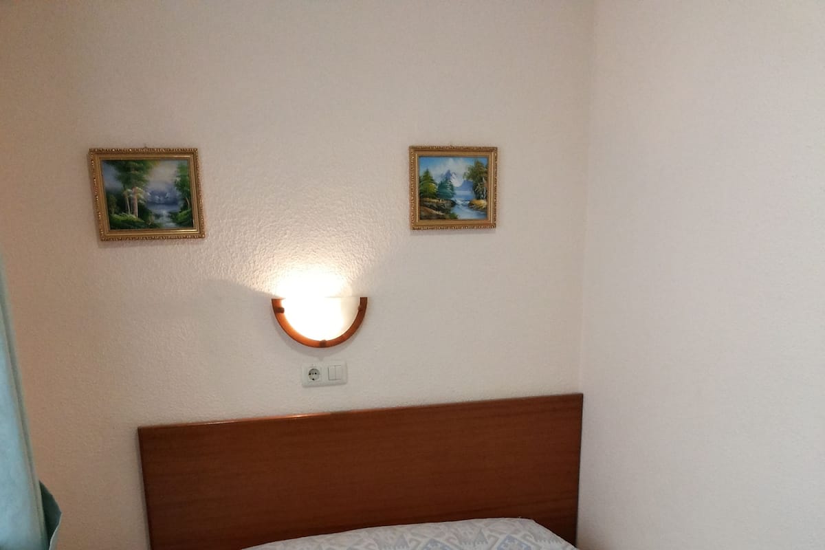 Camera doppia (Small) | Materassi in memory foam, una scrivania, Wi-Fi gratuito, lenzuola