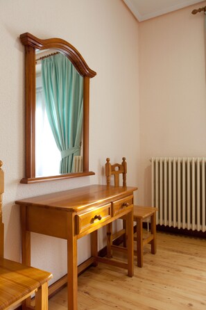 Twin Room | Room amenity - Hostal Zamora (Madrid)
