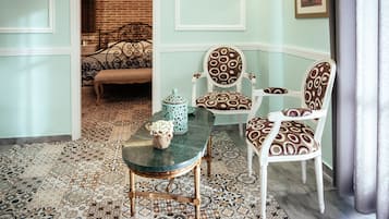 Phòng đôi Deluxe, quang cảnh thành phố (Building B) | Khu phòng khách | TV màn hình phẳng