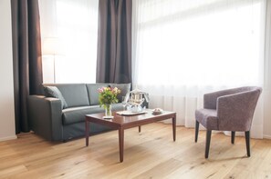 Habitación Deluxe, 1 cama doble | Zona de estar | Una televisión