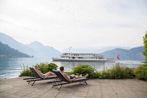 Utendørsbasseng og solsenger