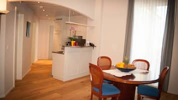 Deluxe kamer, 1 tweepersoonsbed | Een minibar, een kluis op de kamer, een bureau