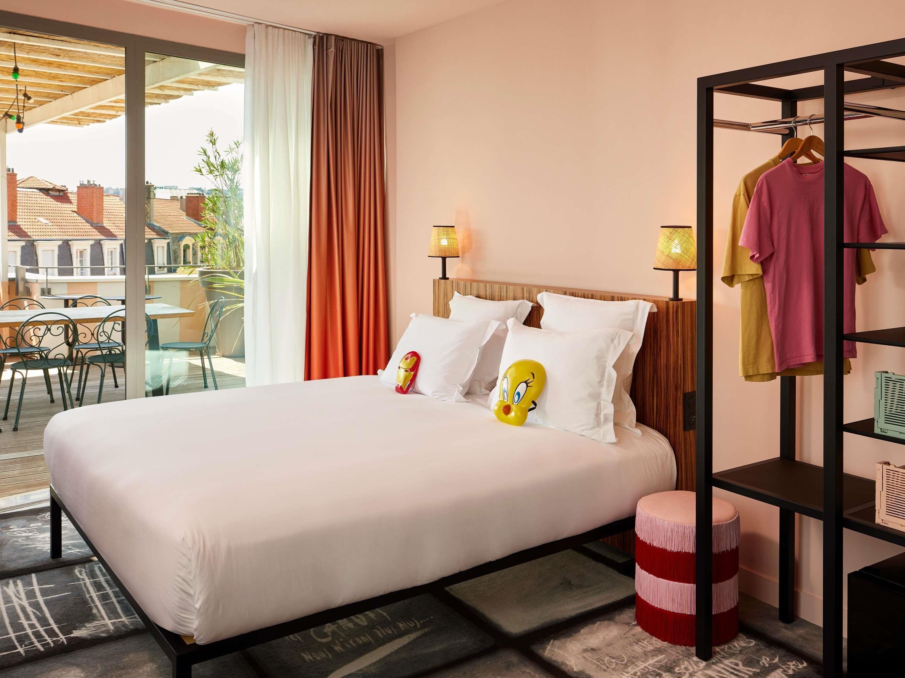 Habitación, 1 cama doble, terraza, en esquina | Caja fuerte, escritorio, sistema de insonorización y wifi gratis