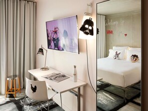 Premium bedding, in-room safe, desk, laptop workspace - Mama Shelter Lyon (Lyon)