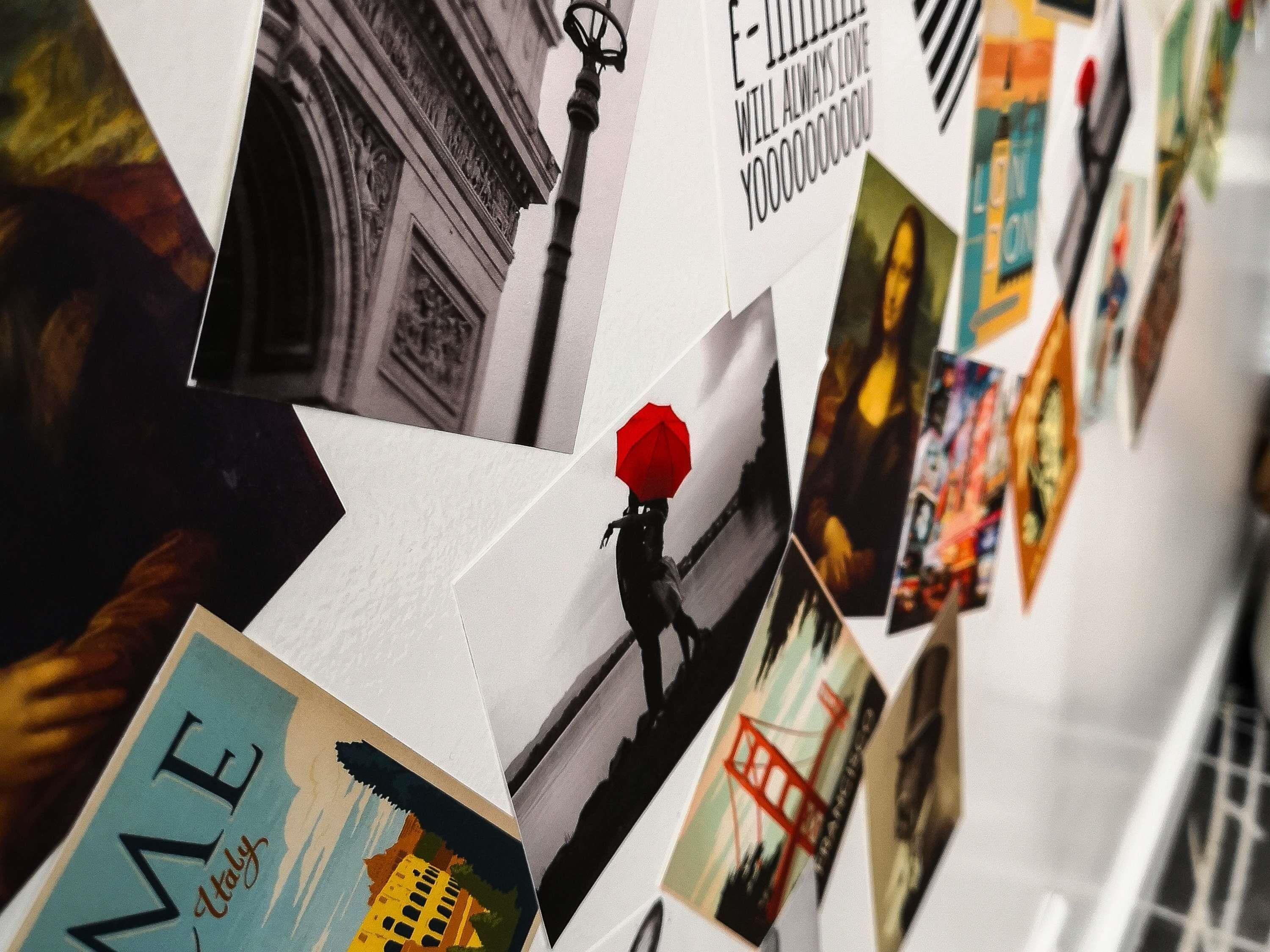 Una pared con varias fotografías y texto, que incluye un paraguas rojo y una persona.
