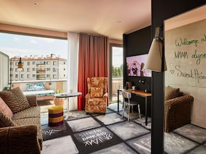 خزنة داخل الغرفة ومكتب وتجهيزات عازلة للصوت وواي فاي مجانًا