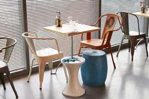 Breakfast, lunch and dinner served - Mama Shelter Lyon (Lyon)