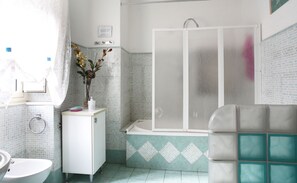 Double Room, Private Bathroom | Bathroom | Hair dryer, bathrobes, bidet, towels - B&B Piccadilly House (Catania)