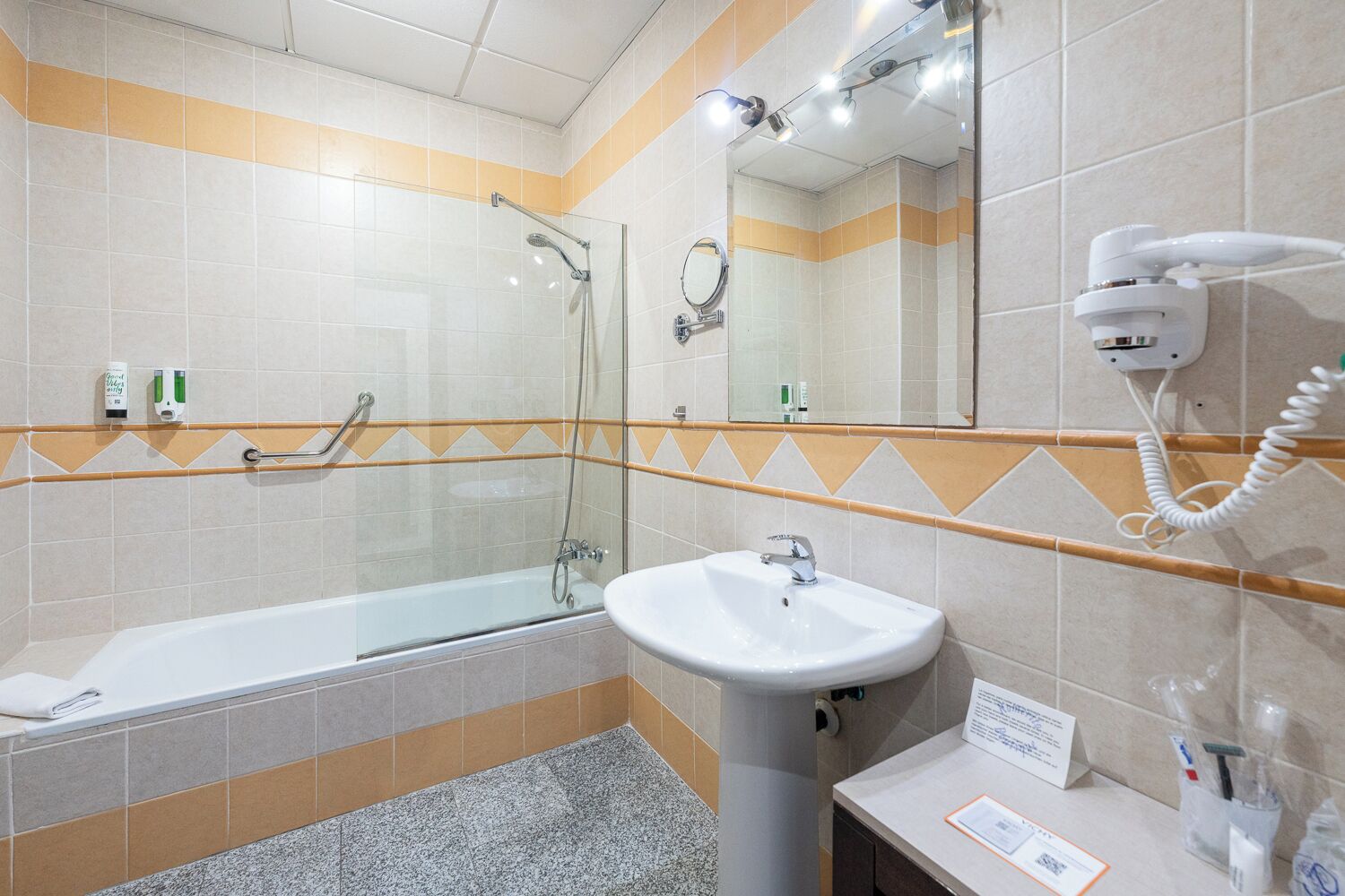 double room | bathroom | jetted bath, free toiletries, hair dryer, bidet