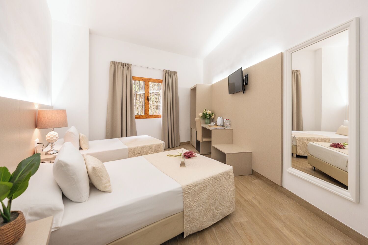 double room, 2 single beds | 1 bedroom, minibar, in-room safe, desk