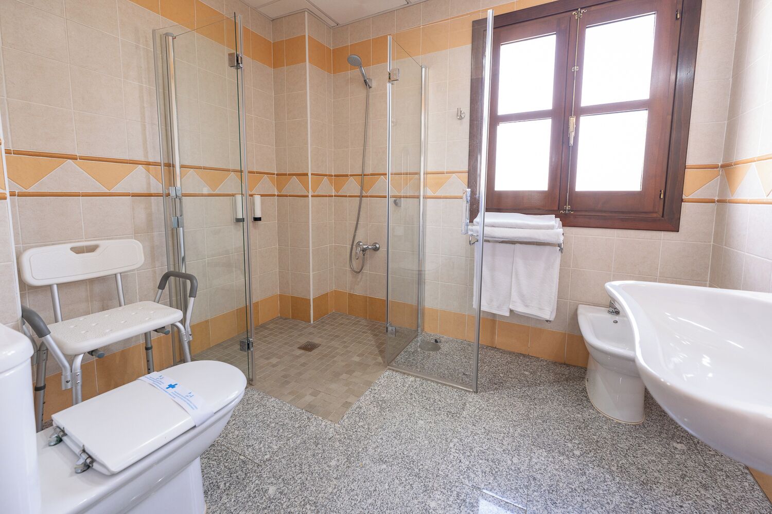 Un baño con ducha, inodoro y lavabo.