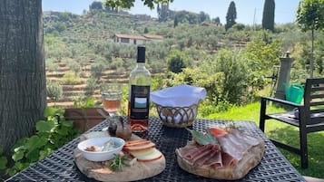 Aperto a cena, con vista sul giardino 