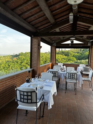 Souper servi sur place, vue sur le jardin 