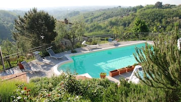 Piscina stagionale all'aperto, ombrelloni da piscina, lettini