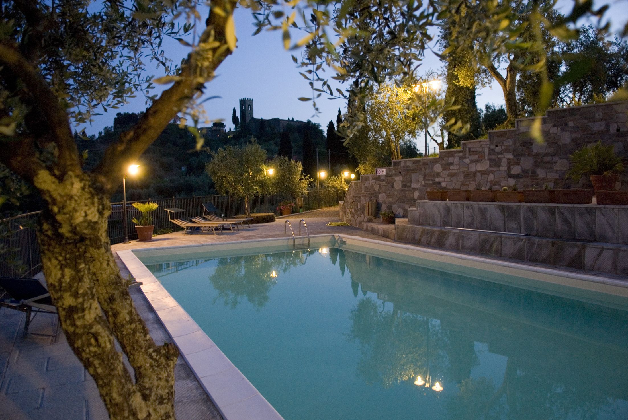 Piscina stagionale all'aperto, ombrelloni da piscina, lettini