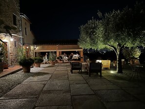 Se sirven cenas y cocina italiana; con vista al jardín 