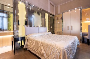 Una camera da letto con un letto grande, una toeletta con specchio e un armadio.