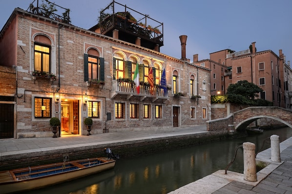 Front of property - Hotel Palazzetto Madonna (Venice)