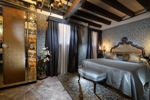 Premium bedding, minibar, in-room safe, desk - Hotel Palazzetto Madonna (Venice)