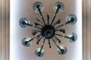 Um candelabro com vários braços e detalhes em vidro.