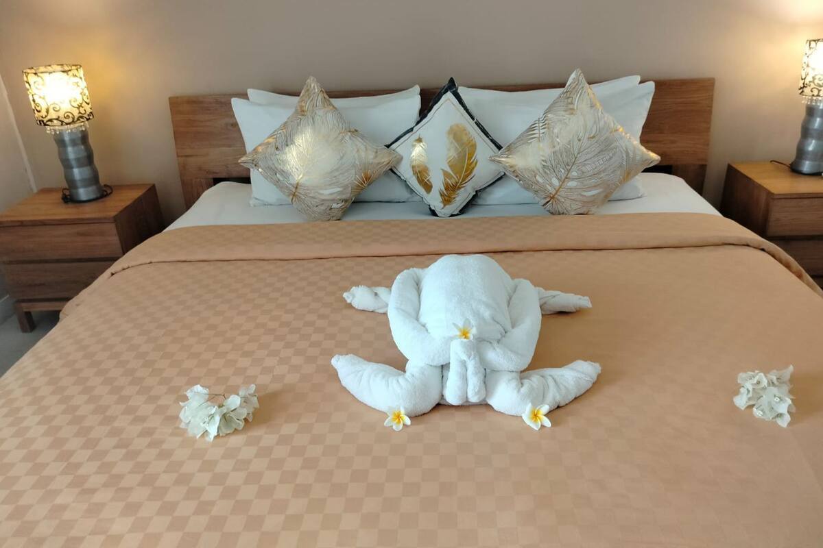 Suite, 1 camera da letto, vista piscina | Biancheria da letto di alta qualità, minibar, una cassaforte in camera