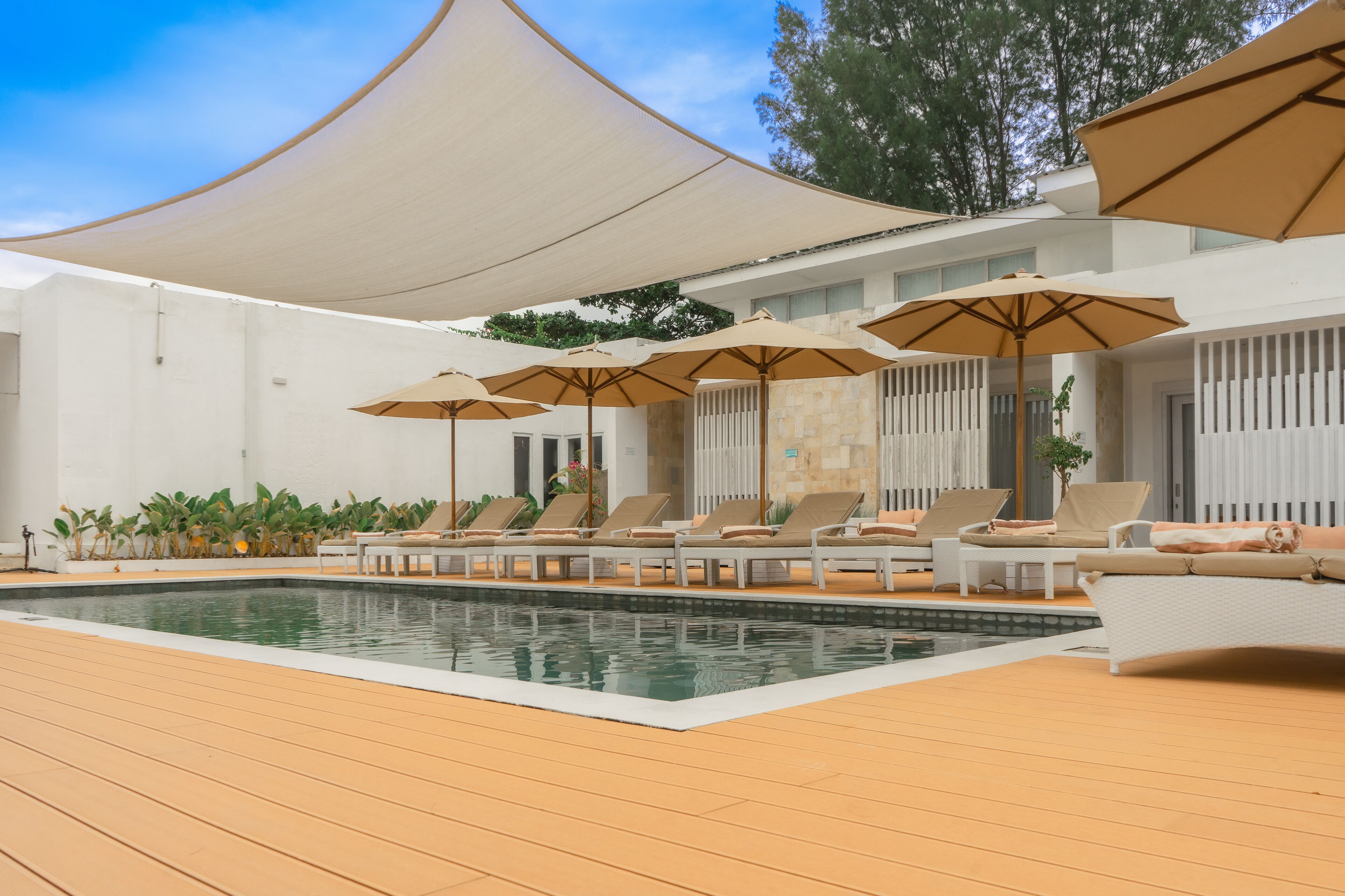 2 Außenpools, geöffnet von 08:00 Uhr bis 18:00 Uhr, Sonnenschirme