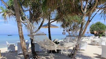 Serviço de café da manhã, almoço, jantar; vistas para a praia