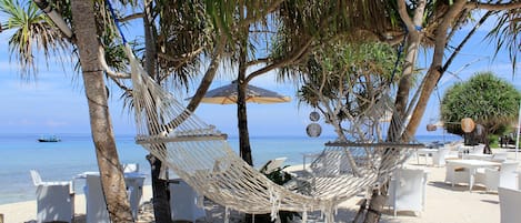 Se sirven desayunos y cocina internacional, con vista a la playa