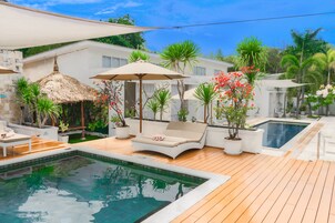 2 piscinas externas, funciona das 8h às 18h, guarda-sóis